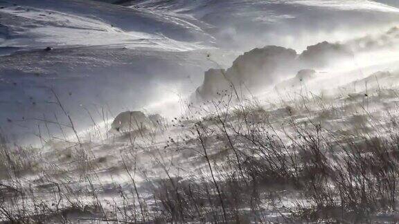 强风吹在雪山上在格兰萨索国家公园和蒙蒂德拉拉加在意大利