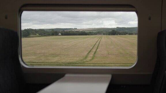 透过火车的窗户