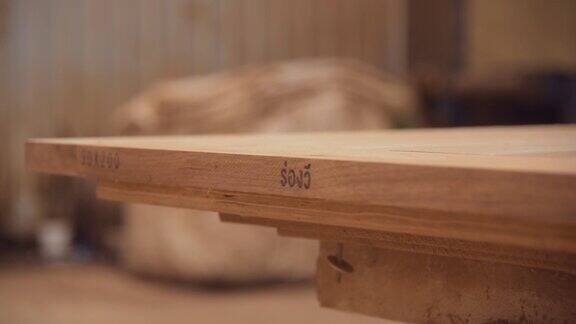 木工车间生产木板的工作