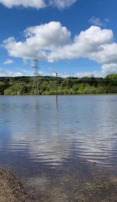 英国纽本泰恩河畔纽卡斯尔西部纽本河畔公园农田被淹