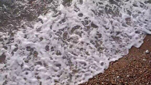 夏日里海浪拍打着卵石滩