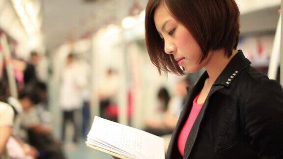女孩在火车上看书