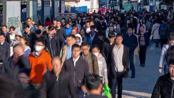 北京西二七地铁站的行人