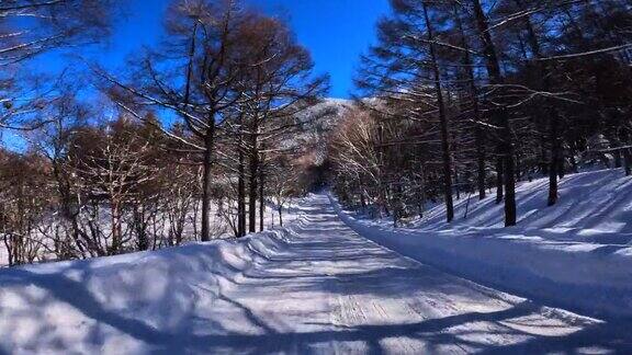 在冰雪覆盖的山路上行驶