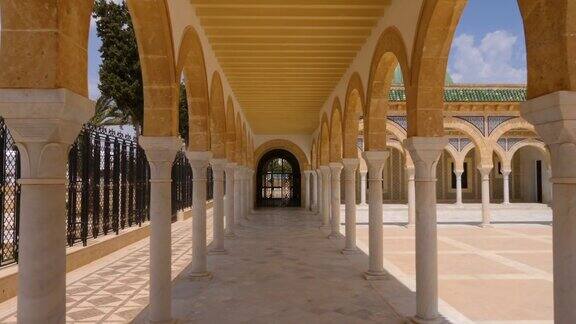 位于莫纳斯提尔市的领土陵墓哈比卜·布尔吉巴的柱廊和拱门跟踪拍摄晴天