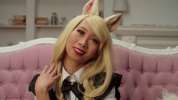 快乐迷人的亚洲女性cosplayer狐狸肖像在魅力的内部摆姿势