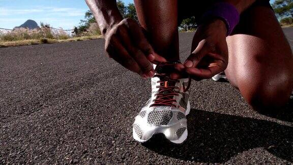 非裔美国人正在系鞋带特写慢镜头