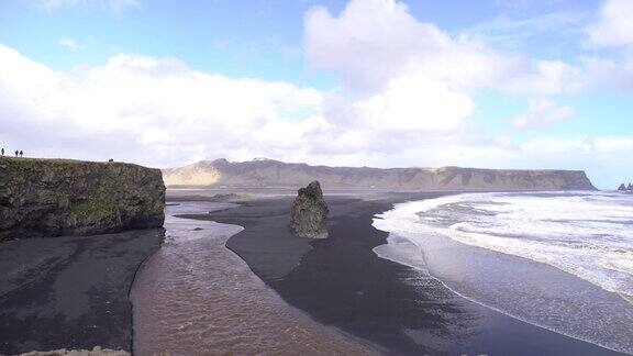 暴风雨阴沉的一天在黑沙滩维克Reynisfjara在冰岛南部欧洲巨大的海浪在大西洋上