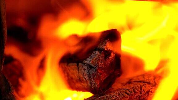 木炭燃烧在壁炉框架背景