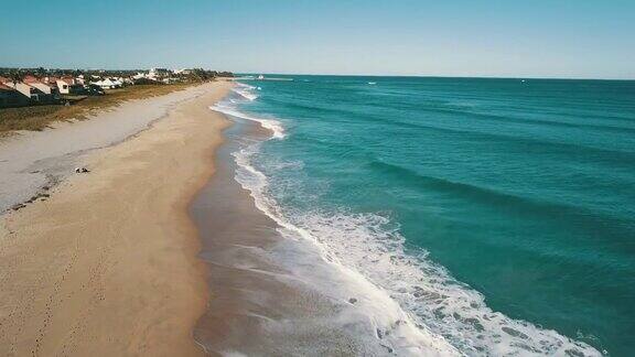 2021年2月无人机拍摄的大西洋海岸扫过佛罗里达州博因顿海滩新冠肺炎期间空海滩