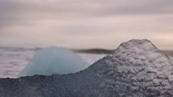 冰岛冰川泻湖附近的钻石海滩的冰和海