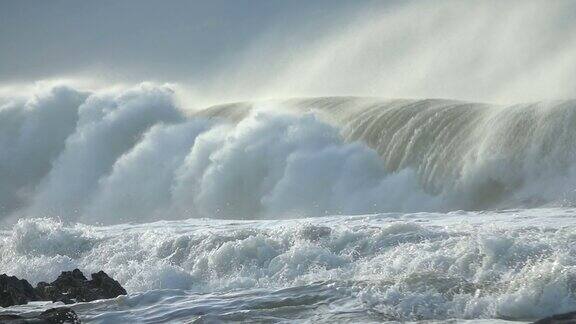 极端的海浪冲击海岸