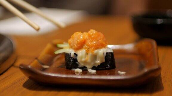 以日本餐厅的寿司为例