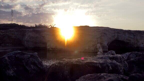 太阳从意大利西里卡湾岩石后面升起的时间间隔为4K