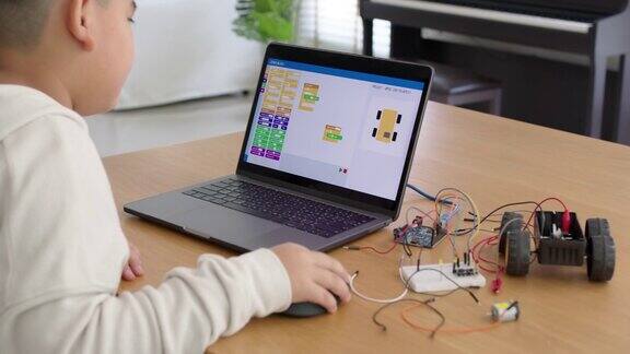 亚洲孩子在家做机器人汽车编程在线学习STEM