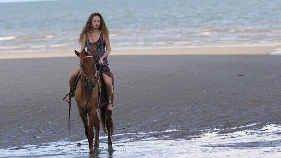在海边骑马的年轻女子