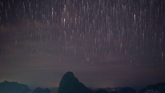 泰国攀雅萨美能社夜空中的星迹时间流逝的视频