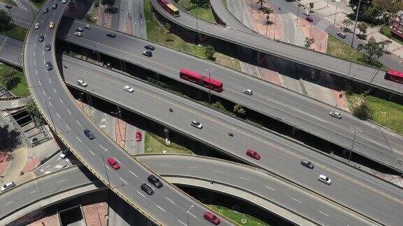 哥伦比亚波哥大城市道路上的桥梁