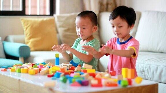 可爱的亚洲儿童玩积木