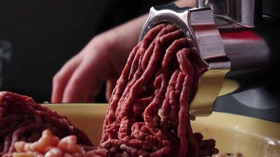 在家里用电动绞肉机把新鲜的肉煮成肉末