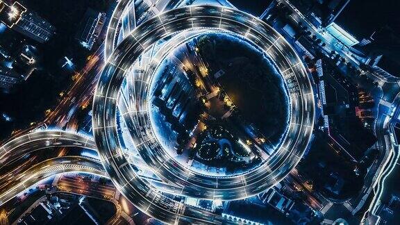 鸟瞰夜间的上海天桥交通