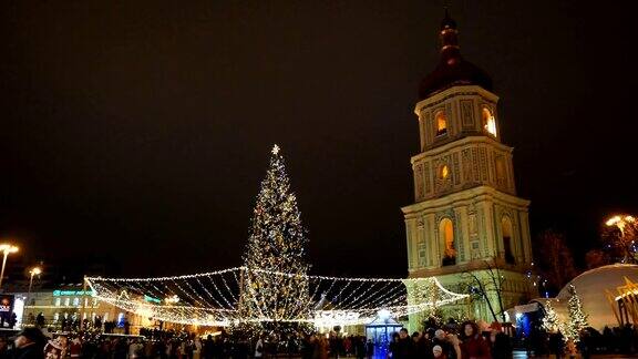 索菲夫斯卡广场的圣诞景色人们走在城市的主要广场上快乐的人们在基辅市中心广场上享受节日音乐会