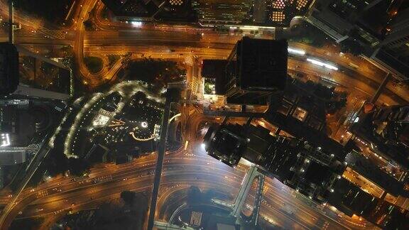 夜间灯光照亮香港市区交通街道高空俯视图4k
