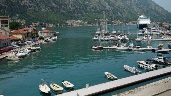 2023年6月黑山科托尔停泊在科托尔海港的游艇、船只和游船