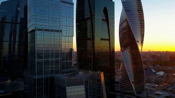 在莫斯科市中心上空飞行夕阳下的现代摩天大楼