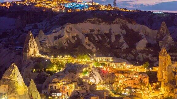 时间推移的夜晚全景岩石城村庄戈雷米镇卡帕多西亚在土耳其