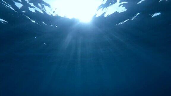 阳光透过海面水下拍摄