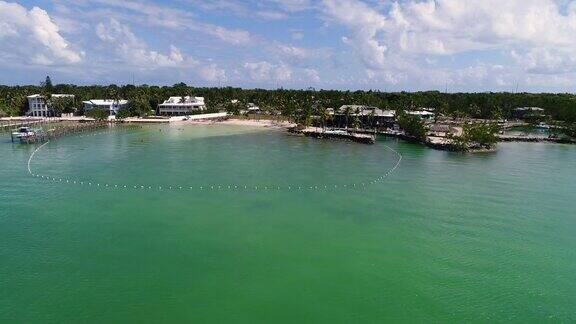 无人机拍摄佛罗里达基拉戈海滨住宅