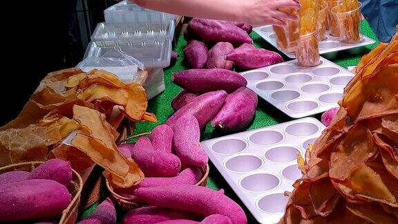 当地旅游市场出售的日本紫山药、红薯片和炸薯片