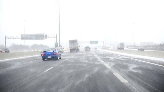 在暴风雪中驾驶加拿大