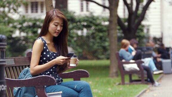 年轻的中国学生在课间使用智能手机(慢镜头)