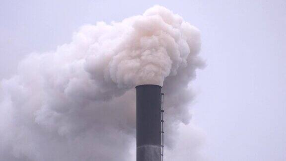 工厂烟囱造成的空气污染
