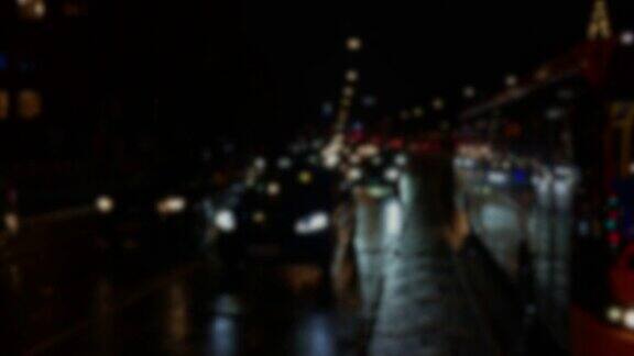 模糊的雨夜城市交通视频灯光反射在街道上