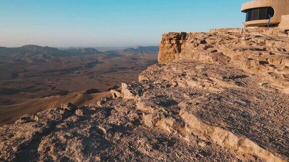 以色列内盖夫沙漠的MakhteshRamon火山口升降镜头4k