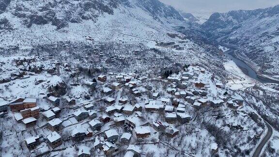 白雪皑皑的山村