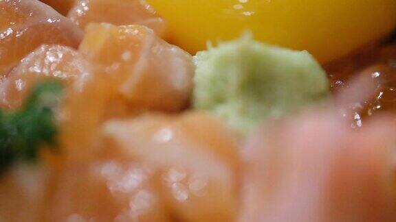 三文鱼顿饭或生三文鱼片配三文鱼籽米饭日本的食物