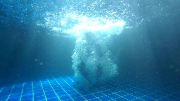 慢镜头:女子跳入游泳池