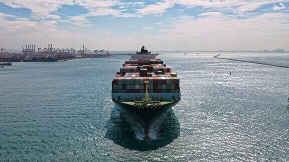 鸟瞰图集装箱货轮承运人集装箱从码头商业港口的业务物流进出口航运或货运