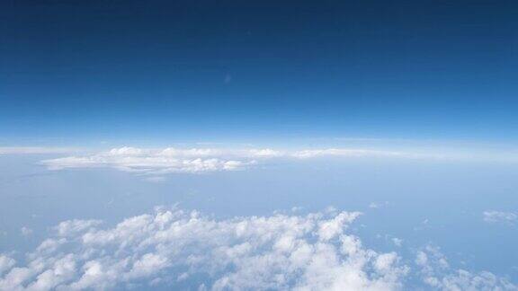 旅行时从窗口飞机上看空中和云朵