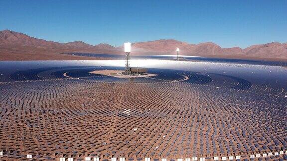 在内华达州普里姆附近的加州莫哈维沙漠一个巨大的太阳能集团站利用太阳能电池板收集太阳能