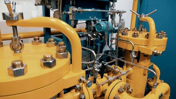 工业设备有多种管道、起重机、气缸、电机