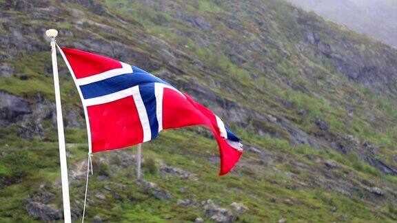 挪威国旗与绿色森林景观背景挪威
