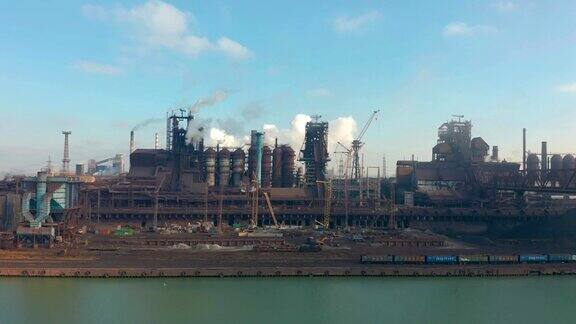 冶金厂全景图金属制造工厂从植物顶端看到的景色制造业、钢铁工厂