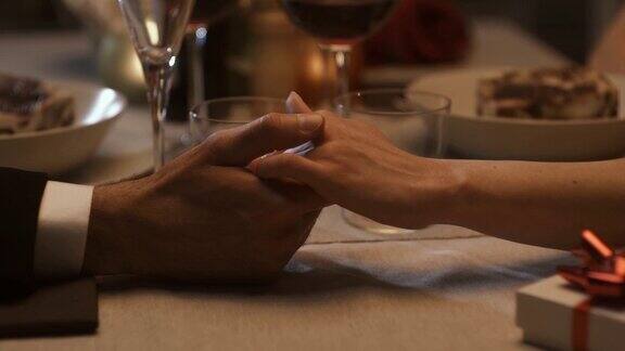 浪漫的情侣一起用餐手牵着手