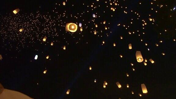 泰国易鹏节美丽的灯笼漂浮在夜空中