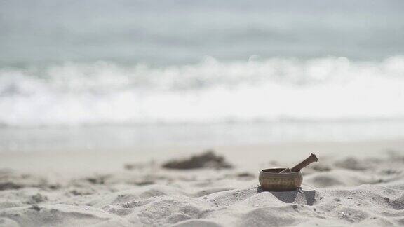 在沙滩上冥想的青铜藏唱碗